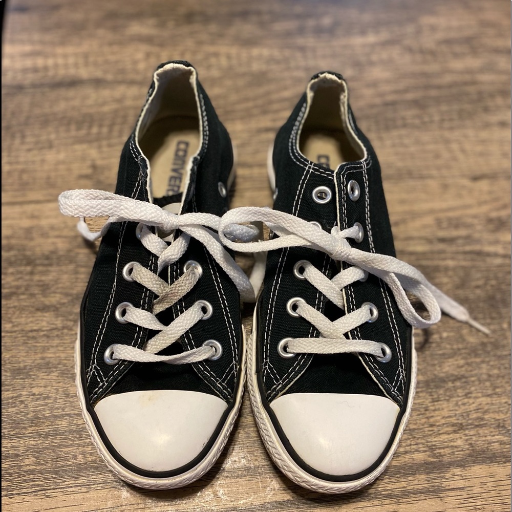 Black low top women’s converse